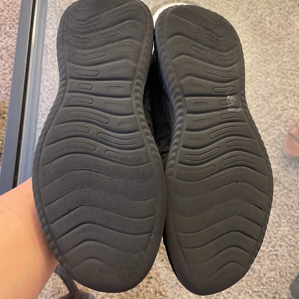 Non-Slip Athletic Shoe - Picture 2 of 2